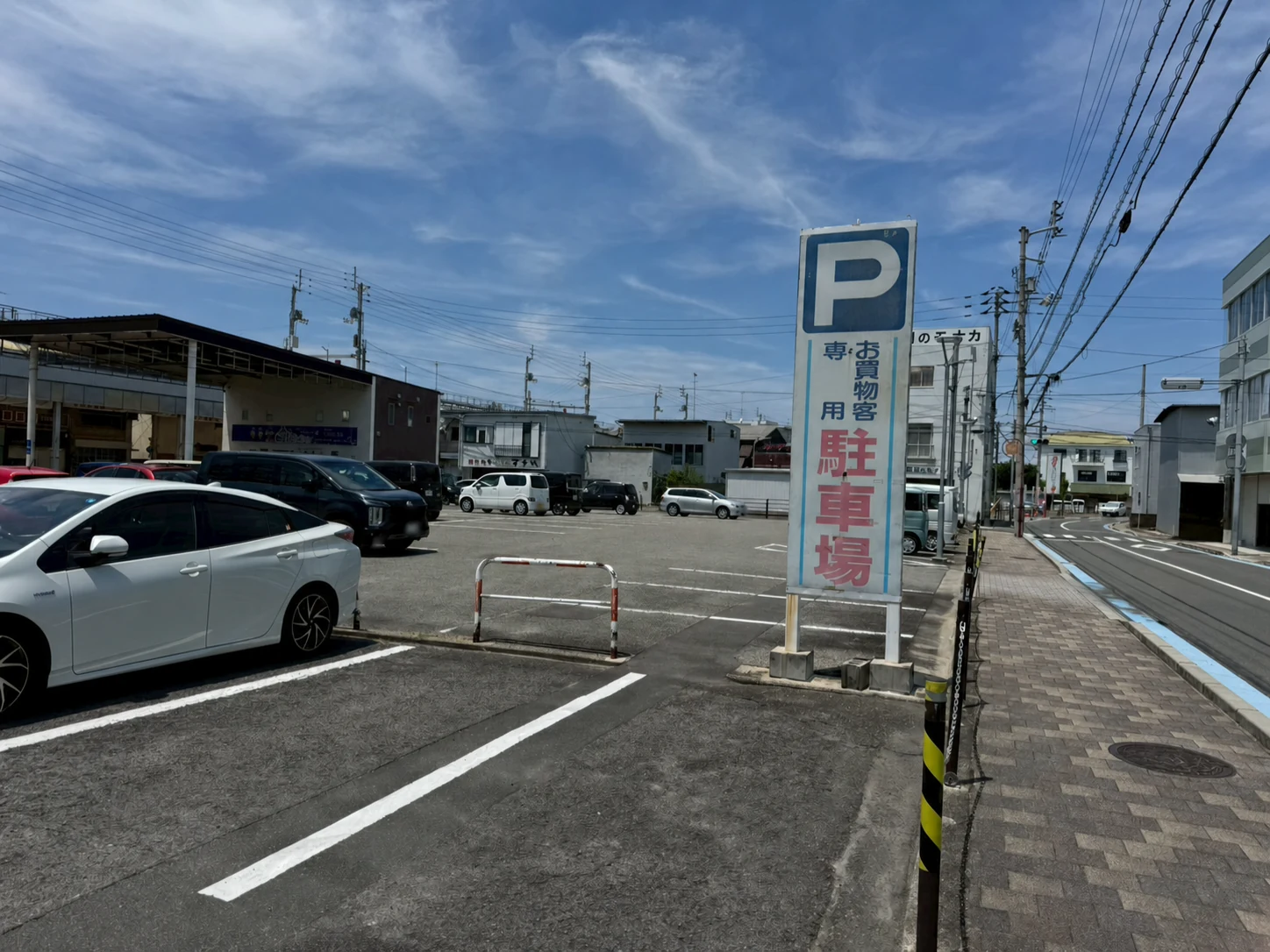 栄町商店街駐車場の入口と専用買物客用駐車場の看板