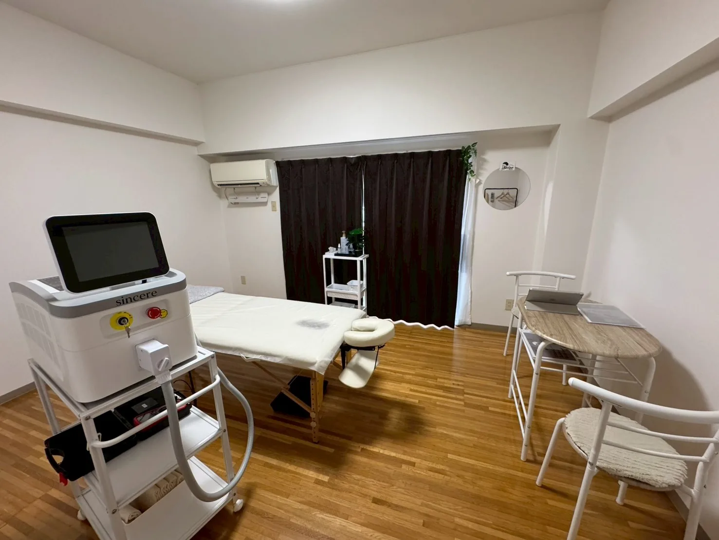 Seize四国中央店の施術室と脱毛機Sincere