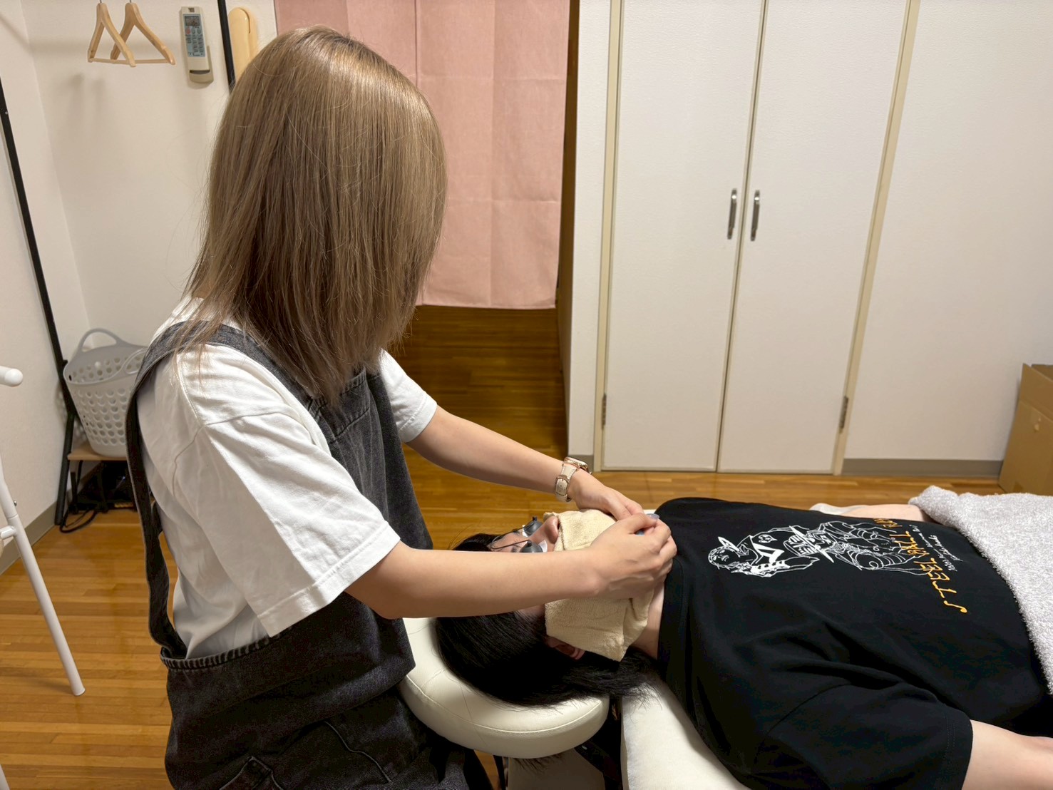 Seize四国中央店の女性スタッフが施術状態を確認する様子
